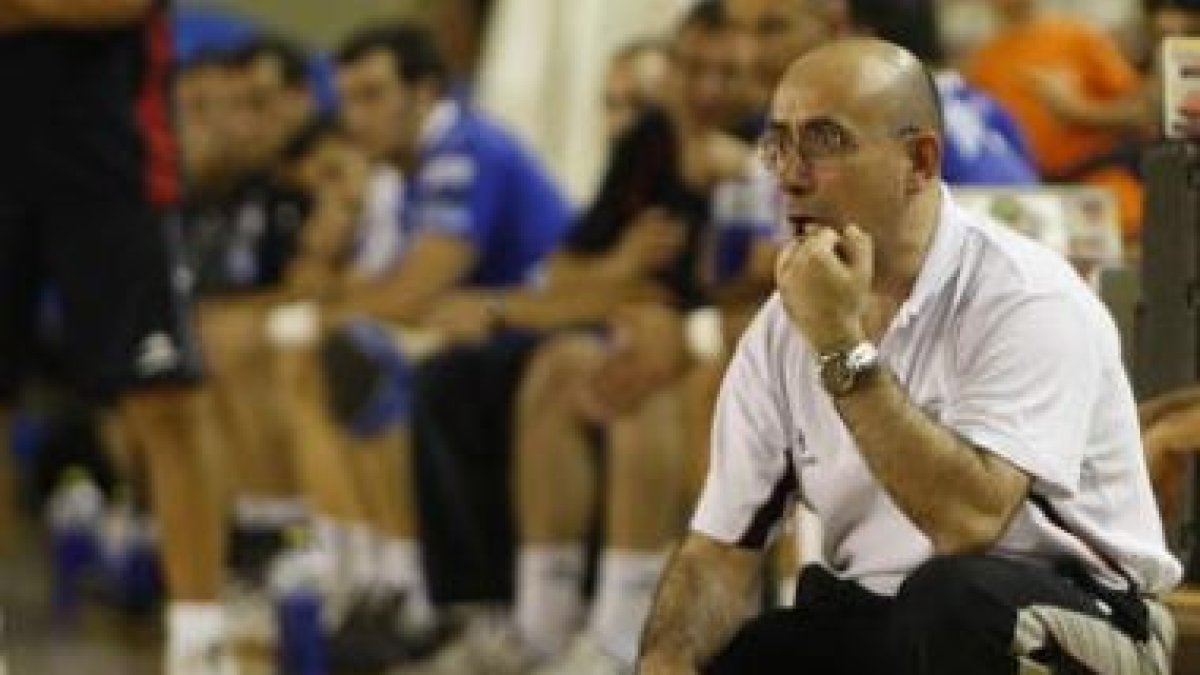 Héctor Castresana lanzando contra la protería rival en el Torneo de Egía.