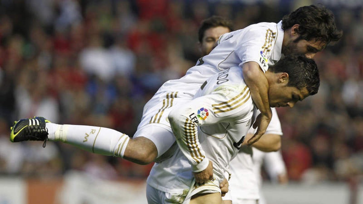 Cristiano Ronaldo celebra su primer gol, segundo de su equipo, junto a Esteban Granero.