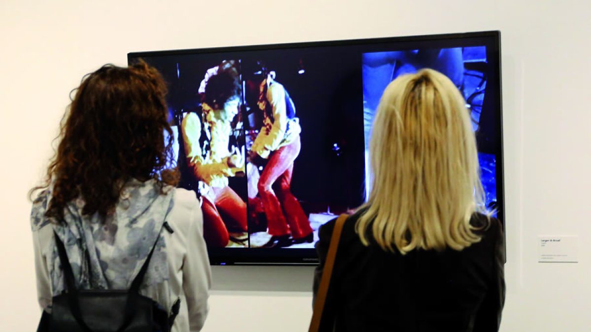 Dos espectadoras ante la proyección de la videoinstalación de Javier Largen. BENITO ORDÓÑEZ