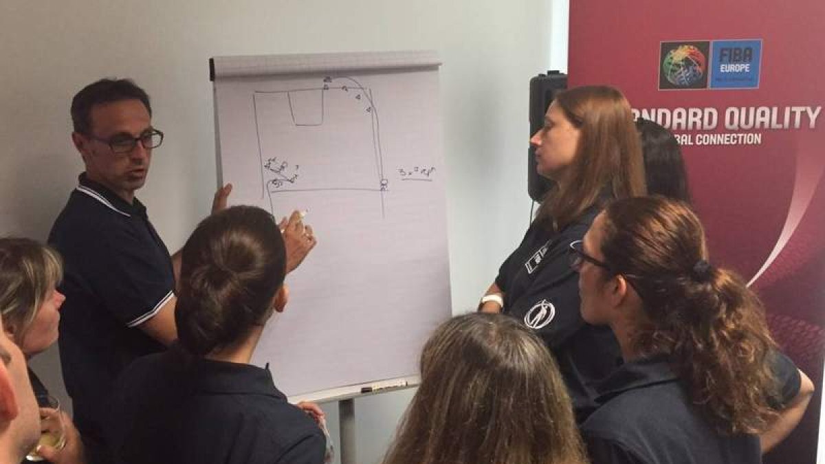 Alejandro Vaquera impartiendo una clase teórica ante varios árbitros en su viaje a Oceanía