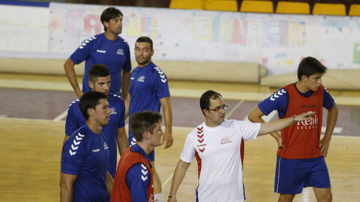 Dani Gordo da instrucciones a los suyos en un entrenamiento de esta pretemporada.