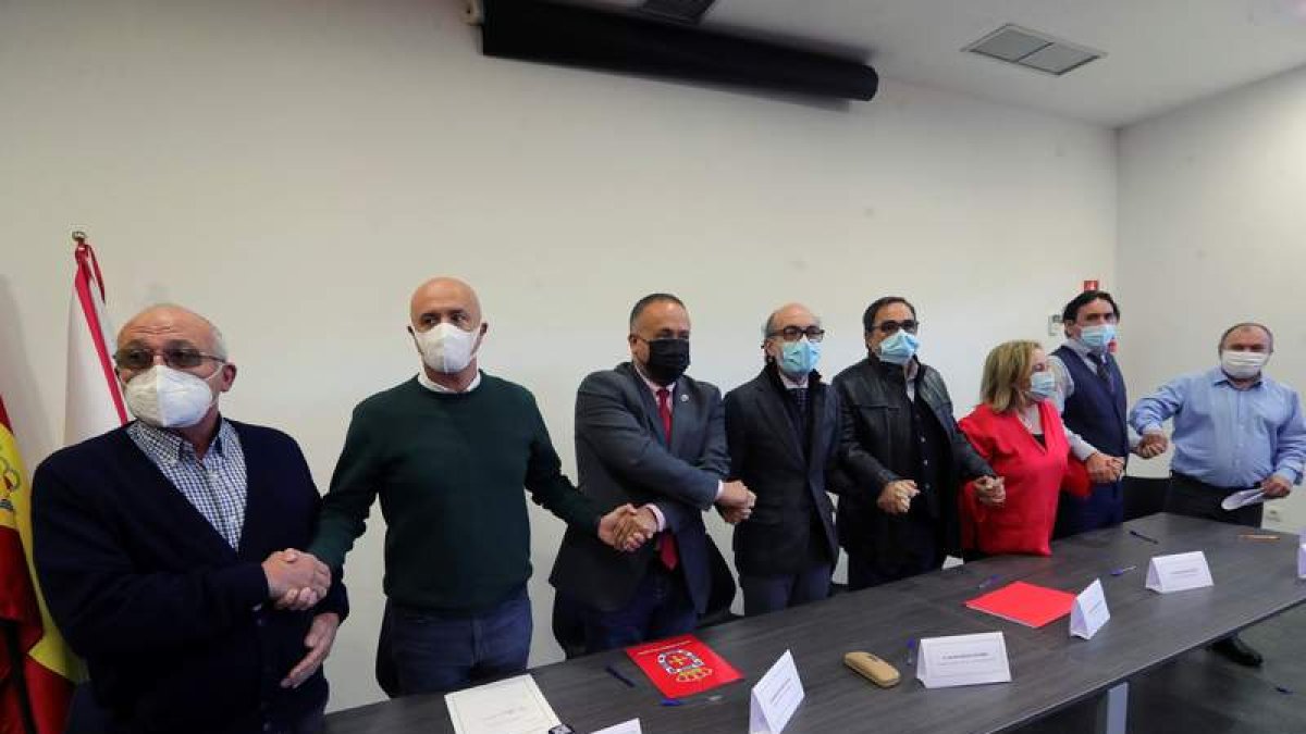 Firma del Protocolo del Consorcio, el 5 de noviembre. Courel y Ortega en el centro (3 y 4 izda.). AFB