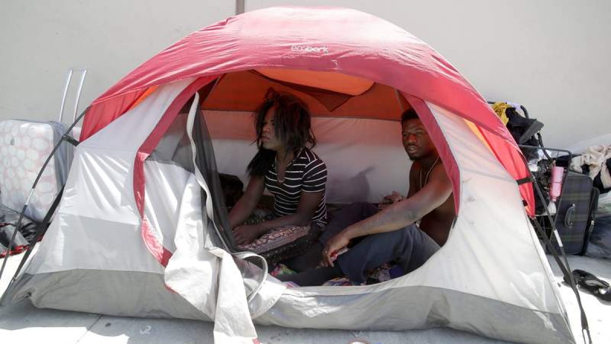 Una tienda de campaña sirve de casa habitual para dos de las personas que viven en la calle en Los Ángeles. MIKE NELSON
