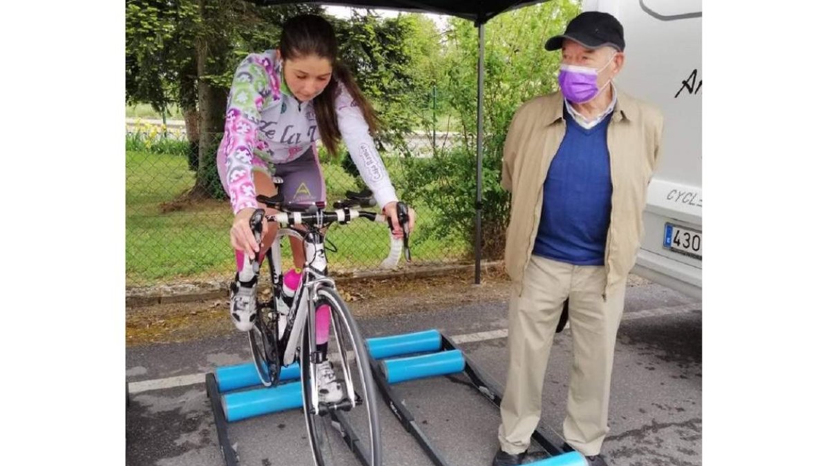Noelia Fernández en el rodillo antes de una prueba acompañada por su abuelo Gregorio ‘Margallo’. DL