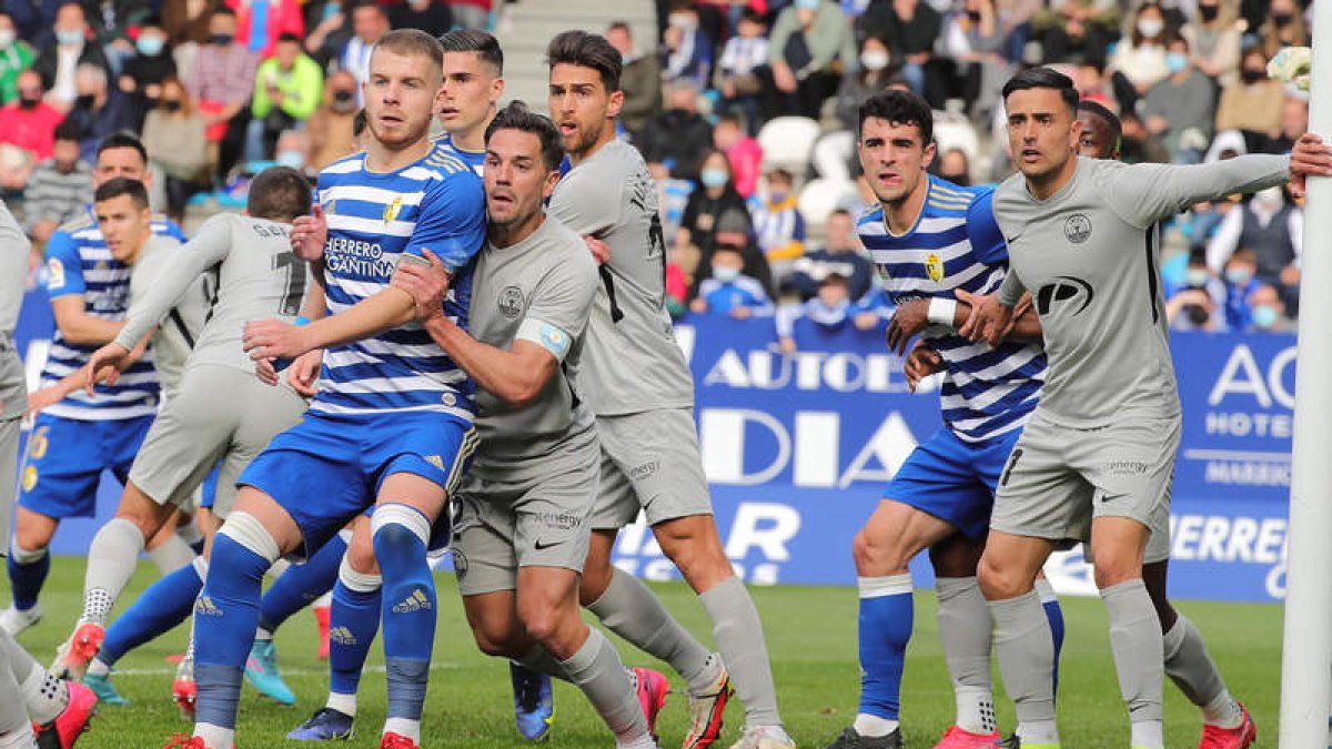 José María Amo, a la izquierda, ha sido titular en los tres últimos choques de la Deportiva. L. DE LA MATA