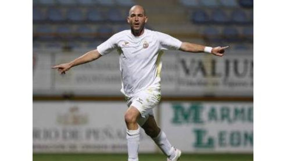 Jito celebra uno de los tres goles que marcó al Estepona.