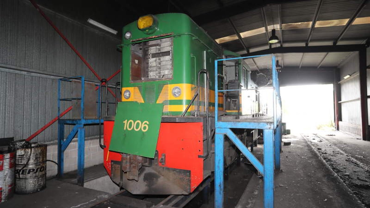 La máquina Alco 1006, ayer en la nave sin portón de Cubillos del Sil donde permanece estacionada desde hace tres años. L. DE LA MATA