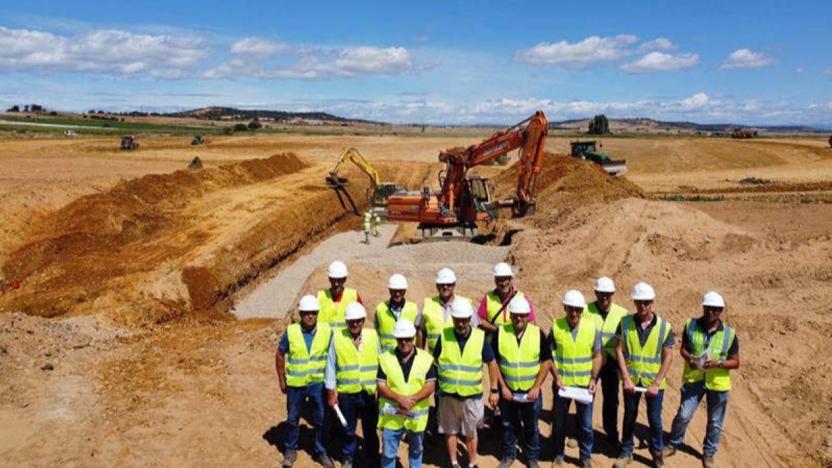 Los alcaldes, junto a los responsables de la comunidad de regantes, visitaron esta semana las obras. DL
