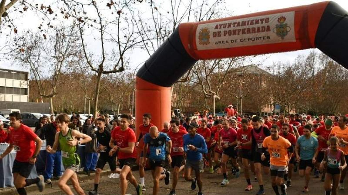 La prueba ponferradina contó con un millar de participantes en su edición de 2022. PAULO JORGE