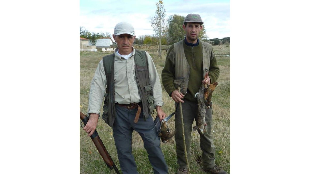 Serrano Rivero y Pedro Bravo posan con sus piezas.