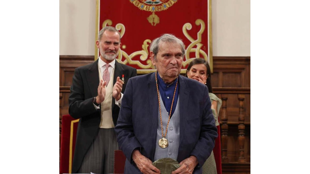 El poeta venezolano Rafael Cadenas, ayer, al recoger el premio Cervantes. BALLESTEROS