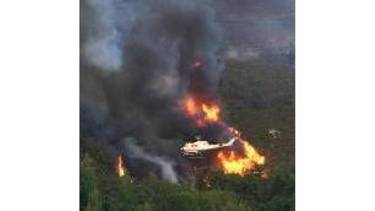 Helicópteros, hidroaviones y columnas de humo a causa del fuego, habituales del verano berciano