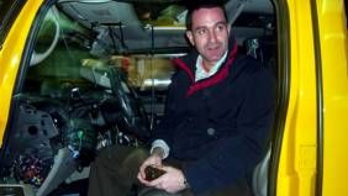 Javier G. Varela prepara en un taller de Madrid otro de los coches