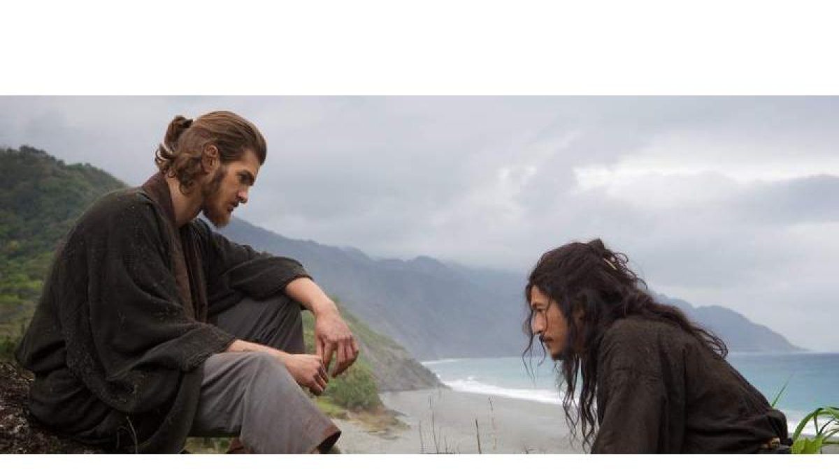 Andrew Garfield, como el padre Rodríguez, and Yosuke Kubozuka, como Kichijiro, en la película ‘Silencio’, de Scorsese. DL