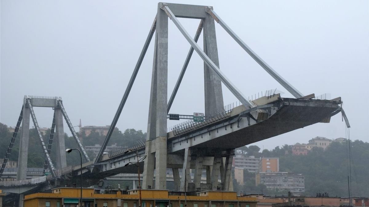 Los escombros del puente que ha colapsado en Génova. /