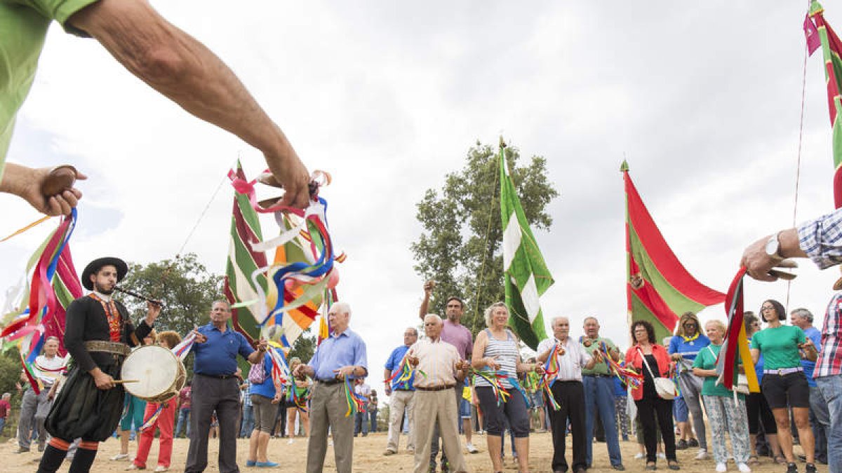 Tras la paella, llegó el momento de dar paso a los bailes maragatos. F. OTERO PERANDONES