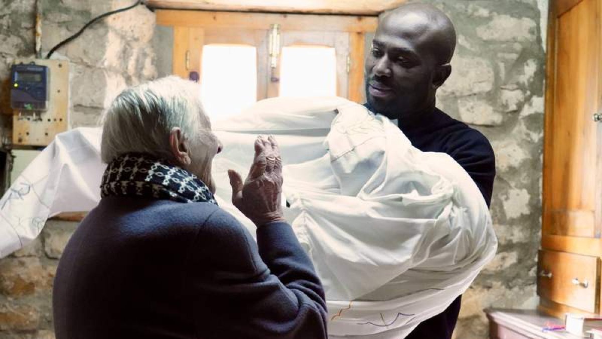 Thierry Rabenkogo Mbourou se pone la casulla para dar misa en Valverde de Curueño. CAMPILLO