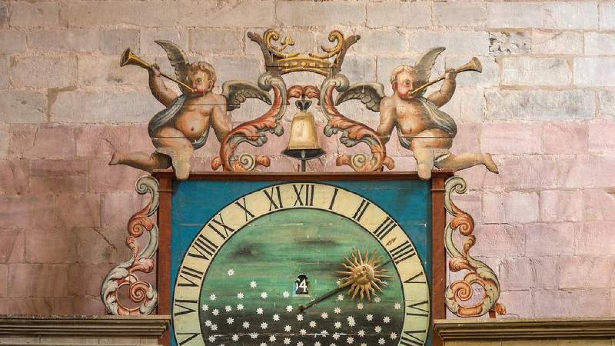 La esfera del reloj de interior de la Catedral de Astorga realizado por Bartolomé Fernández. DL