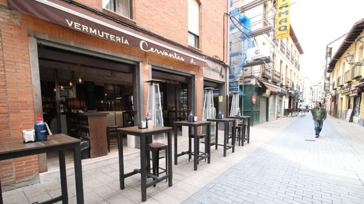 La Vermutería Cervantes 10 se encuentra en la céntrica calle leonesa Cervantes, en pleno barrio Romántico y a pocos metros de la catedral.