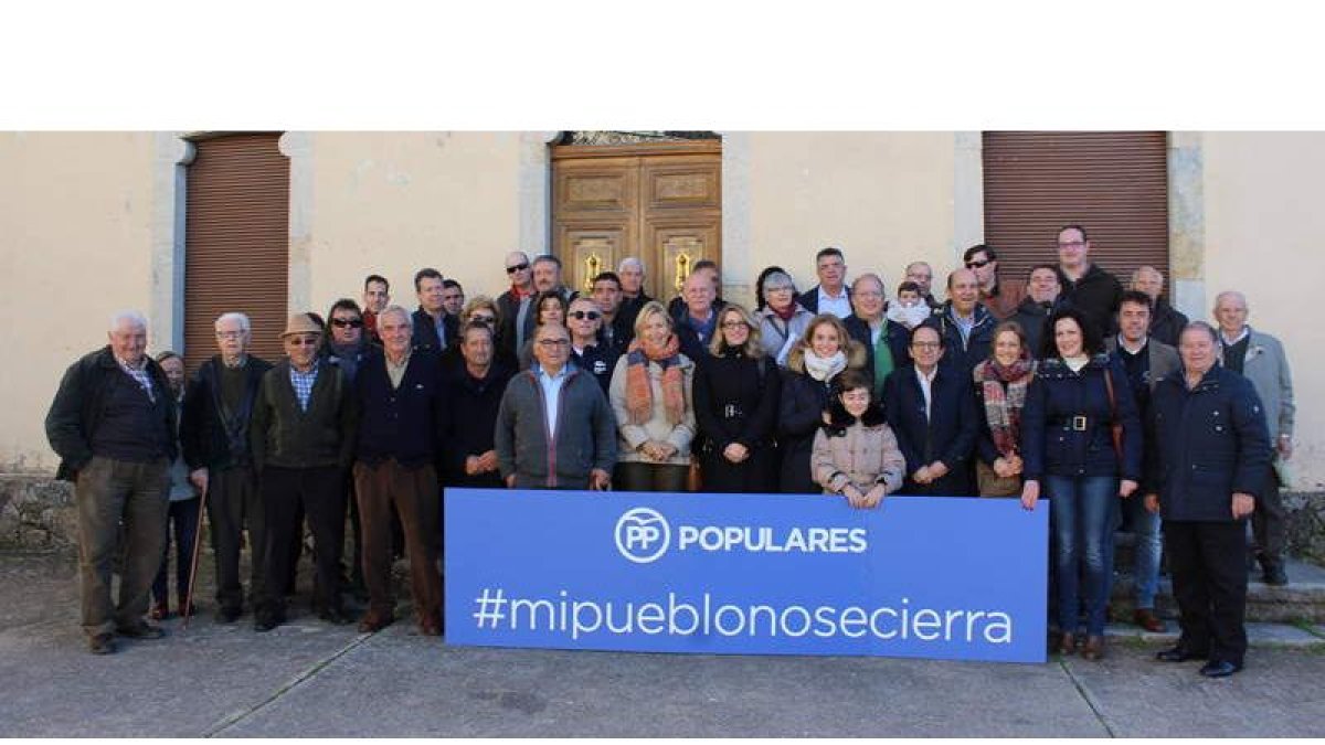 Los candidatos populares, junto a militantes y simpatizantes de Omaña, ayer en Riello.
