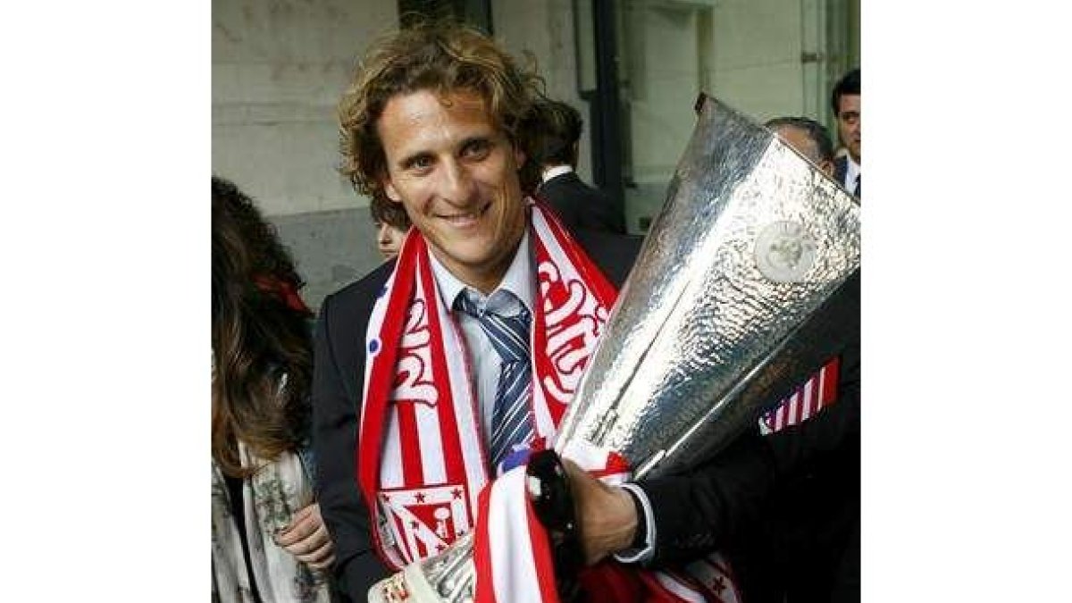 Forlán, el bigoleador en la final, con la copa de campeones