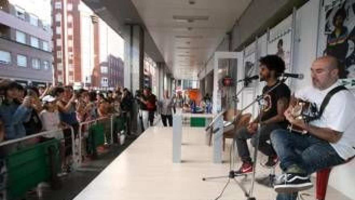 Alcover canta su single ante sus seguidores leoneses en los soportales de El Corte Inglés