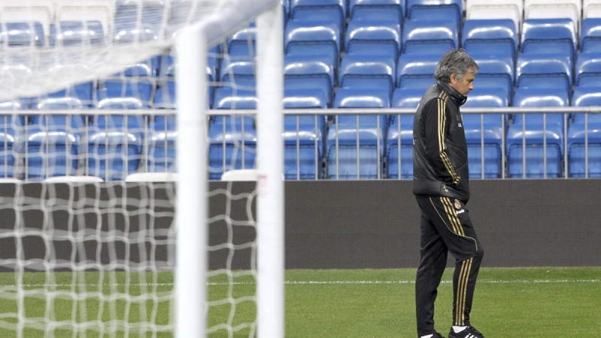Mourinho, durante el entrenamiento previo al encuentro del conjunto blanco ante el Zaragoza.