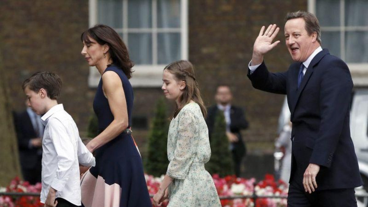 Cameron, con su esposa y sus hijos, en su último día en el 10 de Downing Street, el pasado 13 de julio.