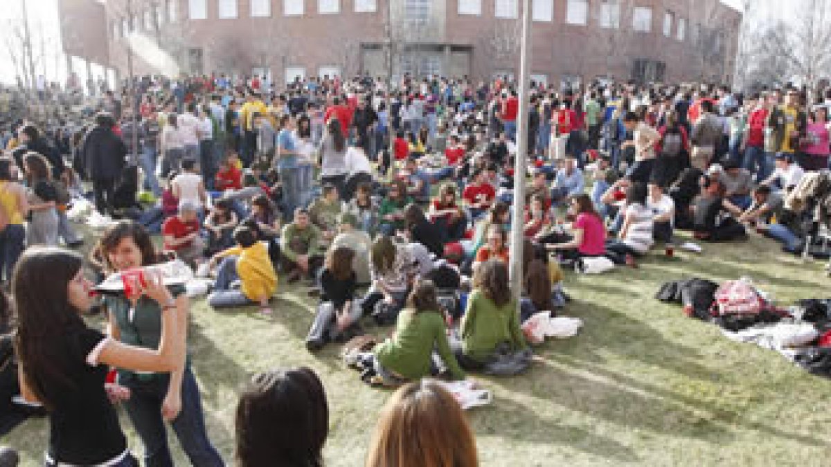 Uno de los botellones que ha soportado el Campus en el que participaron cuatro mil jóvenes.