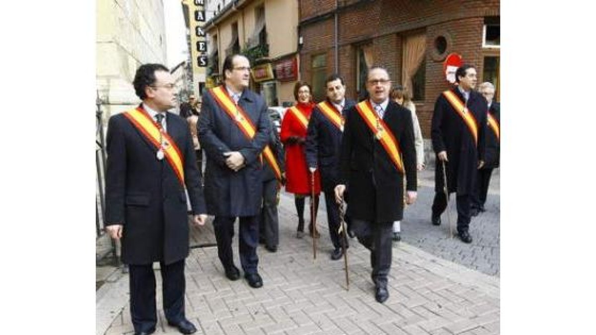 La corporación salió desde el consistorio para ir a misa