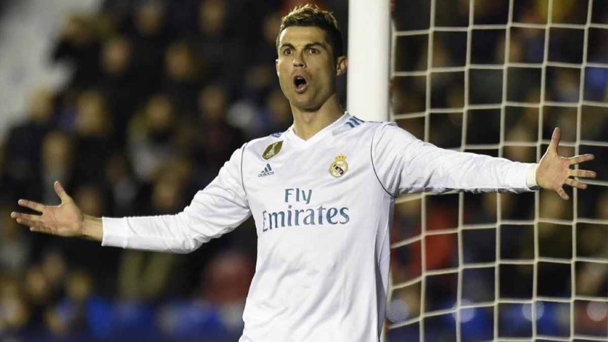 Cristiano Ronaldo se queja durante el encuentro ante el Levante del pasado sábado.
