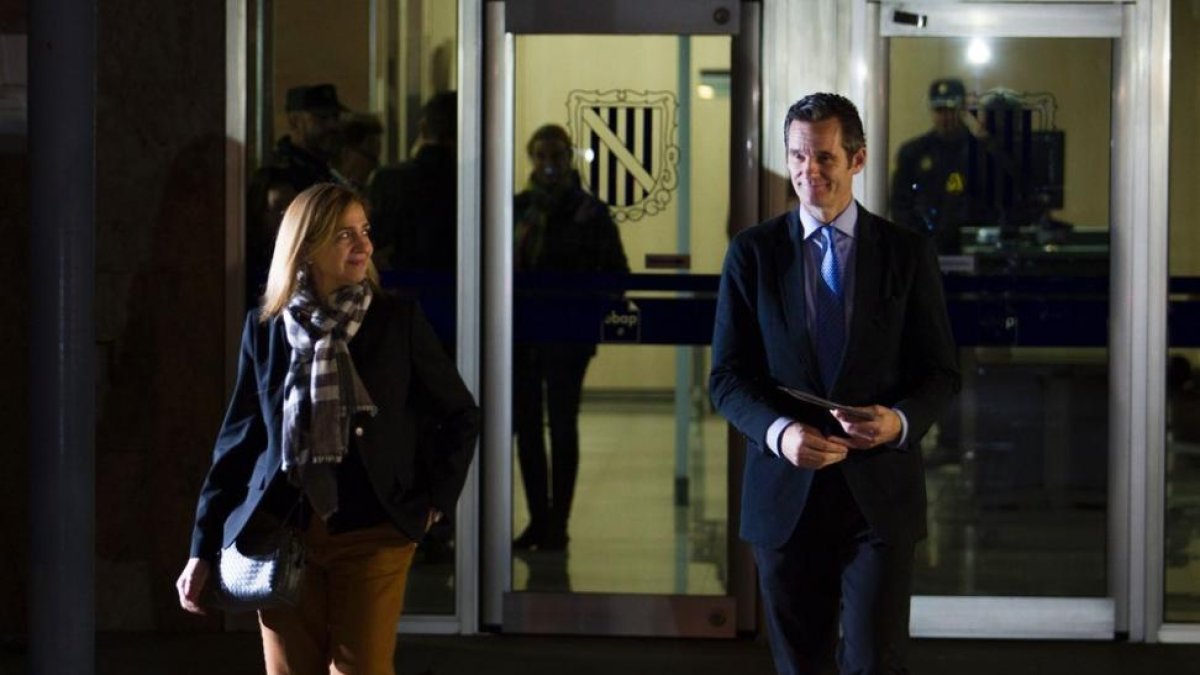 La infanta Cristina e Iñaki Urdangarin, a la salida de una de las sesiones del juicio del 'caso Nóos', en Palma.