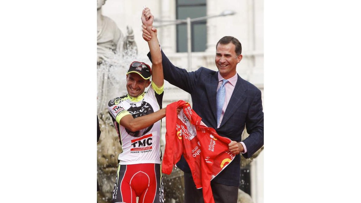 El Principe de Asturias levanta el brazo de Juanjo Cobo como ganador de la Vuelta 2012.