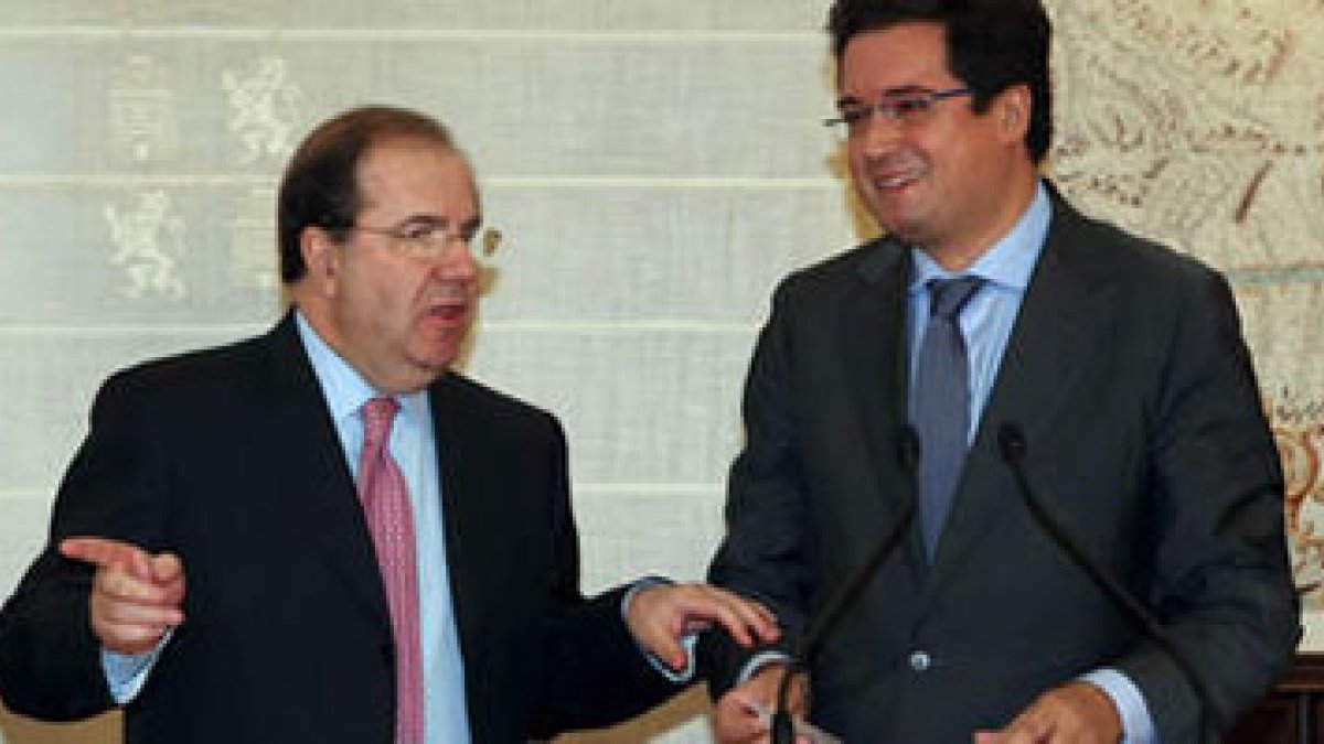 Juan Vicente Herrera y Óscar López, ayer, tras la firma del pan de Convergencia.