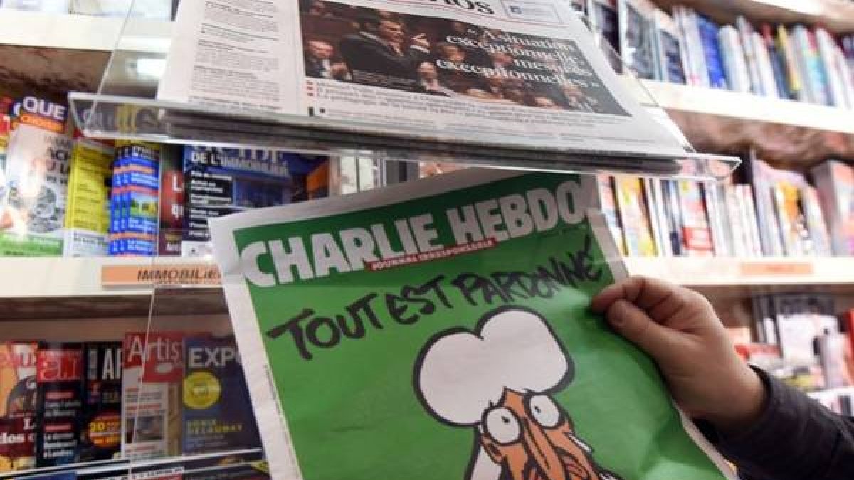 Un hombre mira su ejemplar de 'Charlie Hebdo', frente a un quiosco de Montpellier.