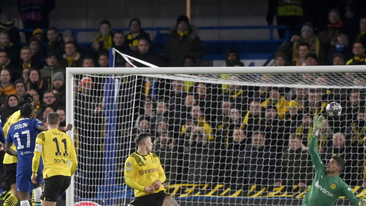 Sterling abrió el marcador para el Chelsea frente al Dortmund. HALL