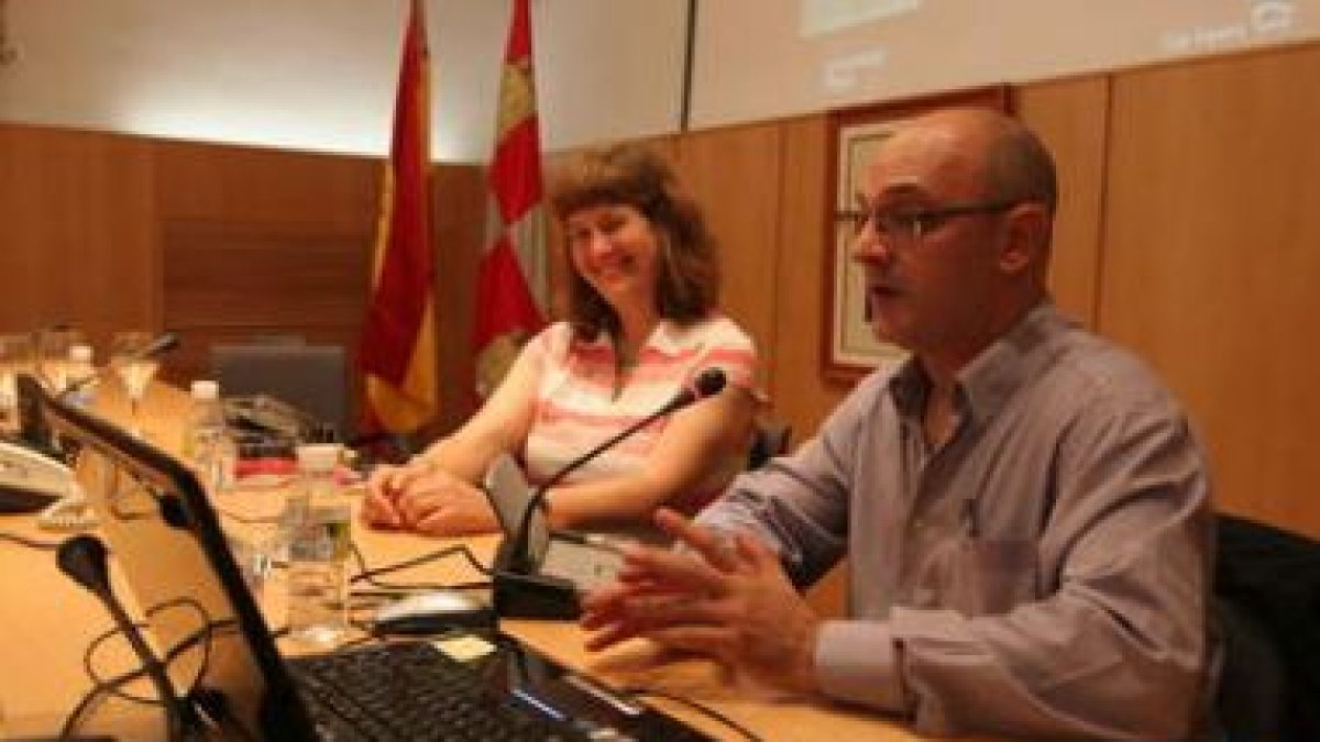 Margarita Torres y José Manuel Rodríguez Montañés, ayer en el Museo de la Radio.