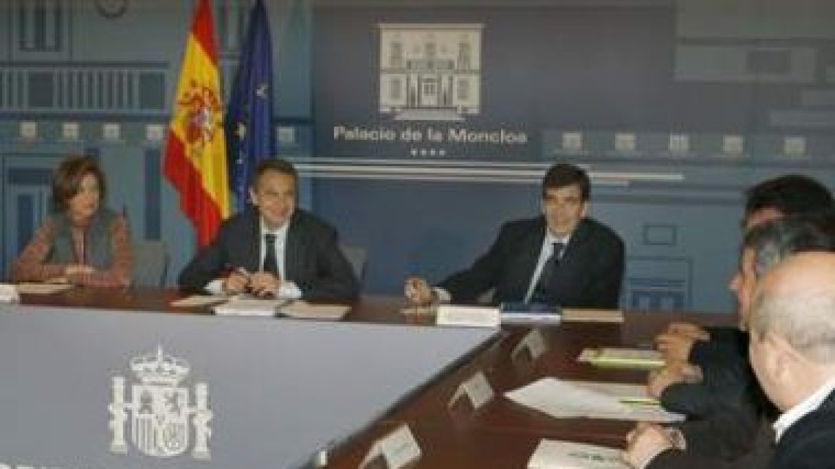 Espinosa y Zapatero, en la reunión con representantes de varias asociaciones agrarias.