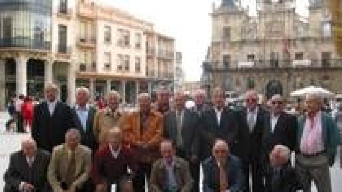 Los quintos del 59 posan en Astorga para conmemorar la efeméride