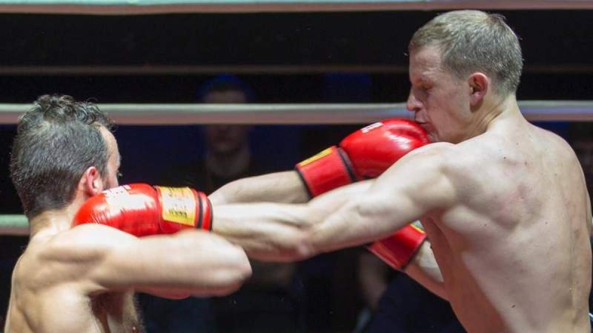 Imágenes del combate por el título del mundo de chees boxing, en el que Jonatan Rodríguez cayó otra vez en el tablero