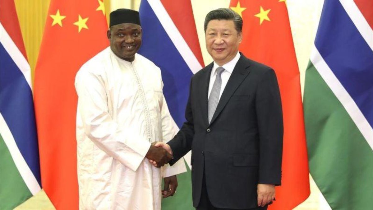 El presidente de Gambia, Adama Barrow estrecha la mano de su homólogo chino, Xi Jinping, durante un encuentro diplomático celebrado en Pekín la pasada semana.