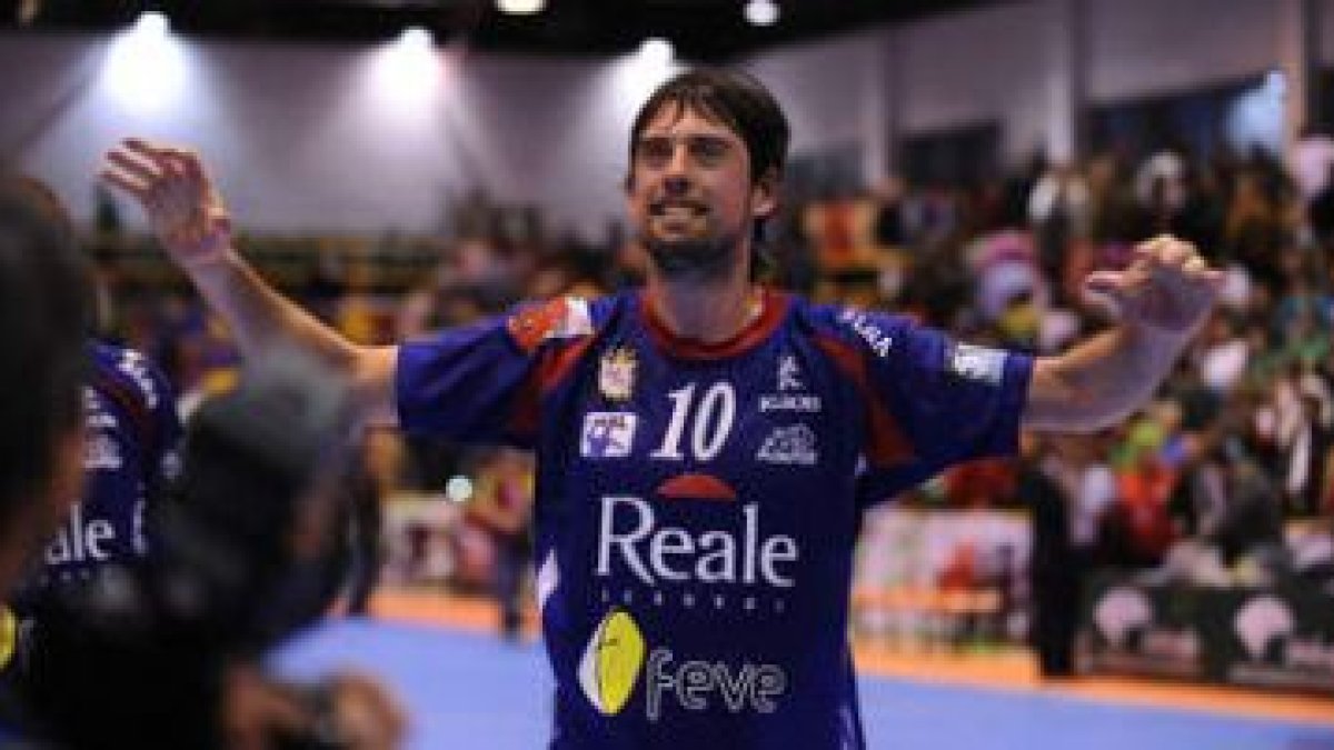 García Vega celebra con la afición el triunfo final.