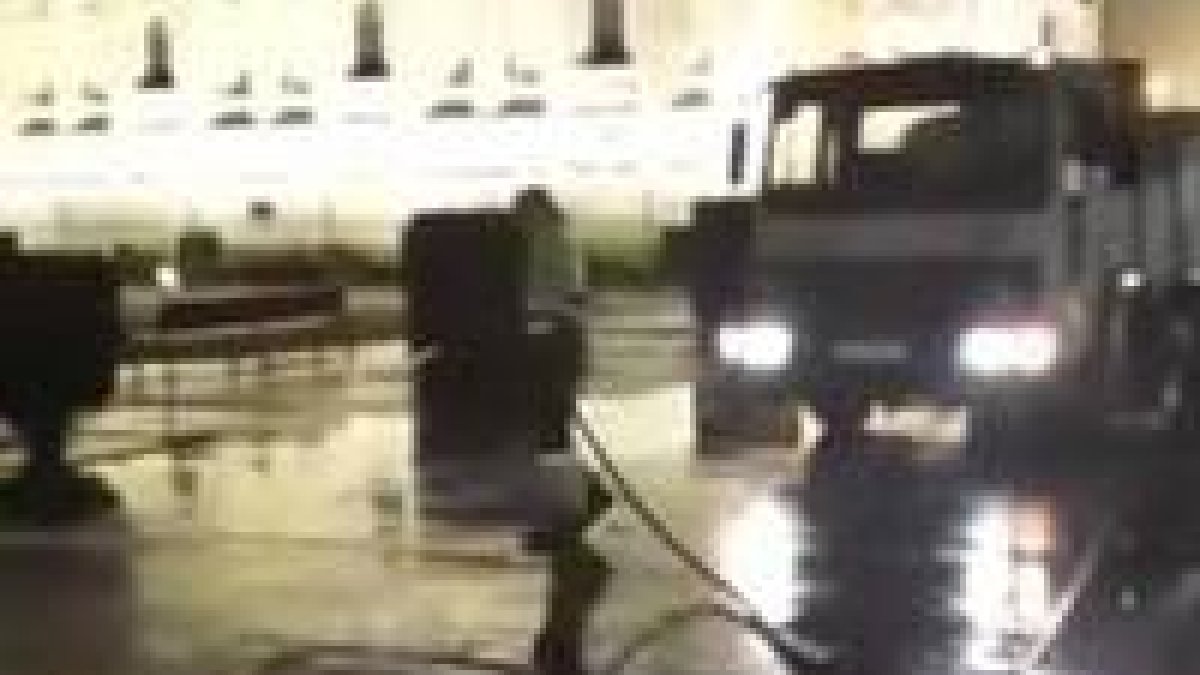 Un empleado de la limpieza, con la manguera y el camión para la limpieza a presión limpia ayer a las 23:49 de la noche los nombres escritos en San Marcos