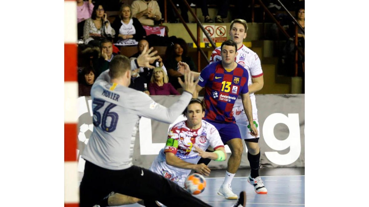 Mario López en un partido del Abanca Ademar. MARCIANO PÉREZ