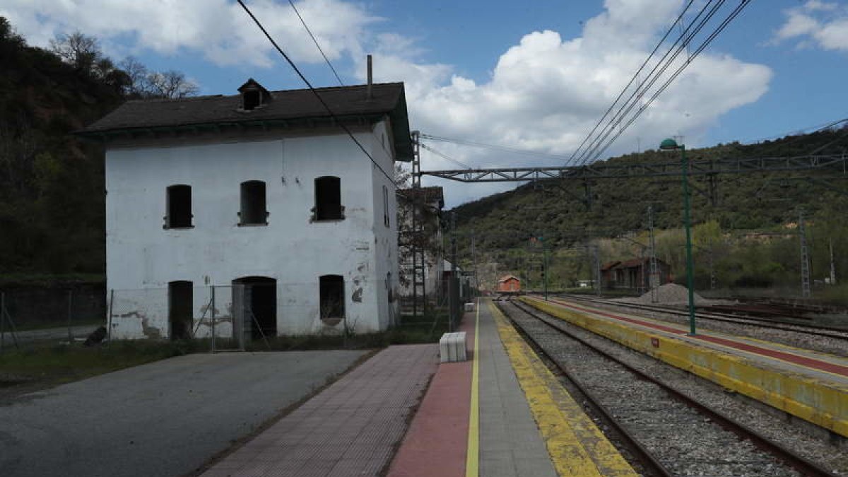 El edificio principal de la estación de Torre se ENCUENTRA vallado y sin uso. ANA F. BARREDO
