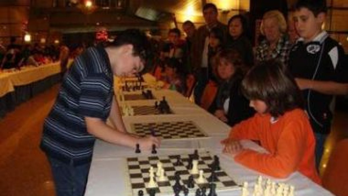 El leonés venció al joven Maestro Internacional Fide ucraniano en una partida simultánea.