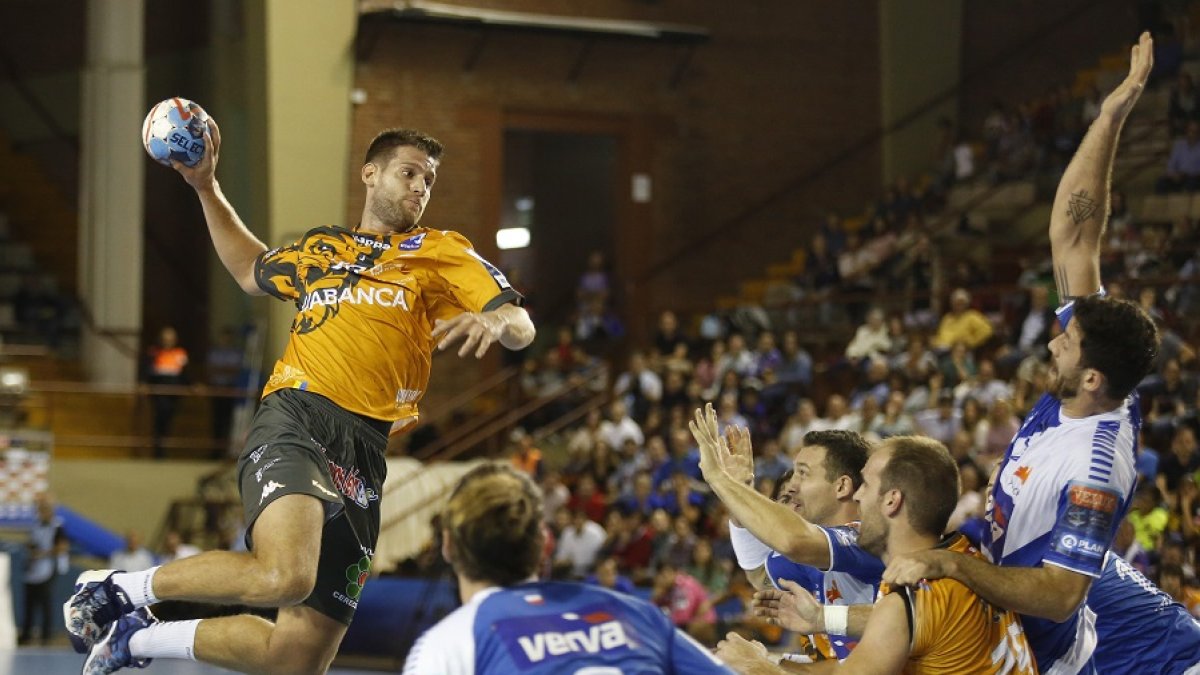 Imagen del partido entre el Ademar León y el Wisla Plock. F. OTERO.
