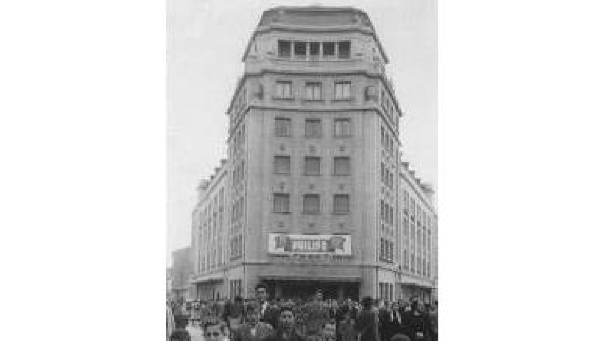 Una imagen de la inauguración del Emperador, en 1951