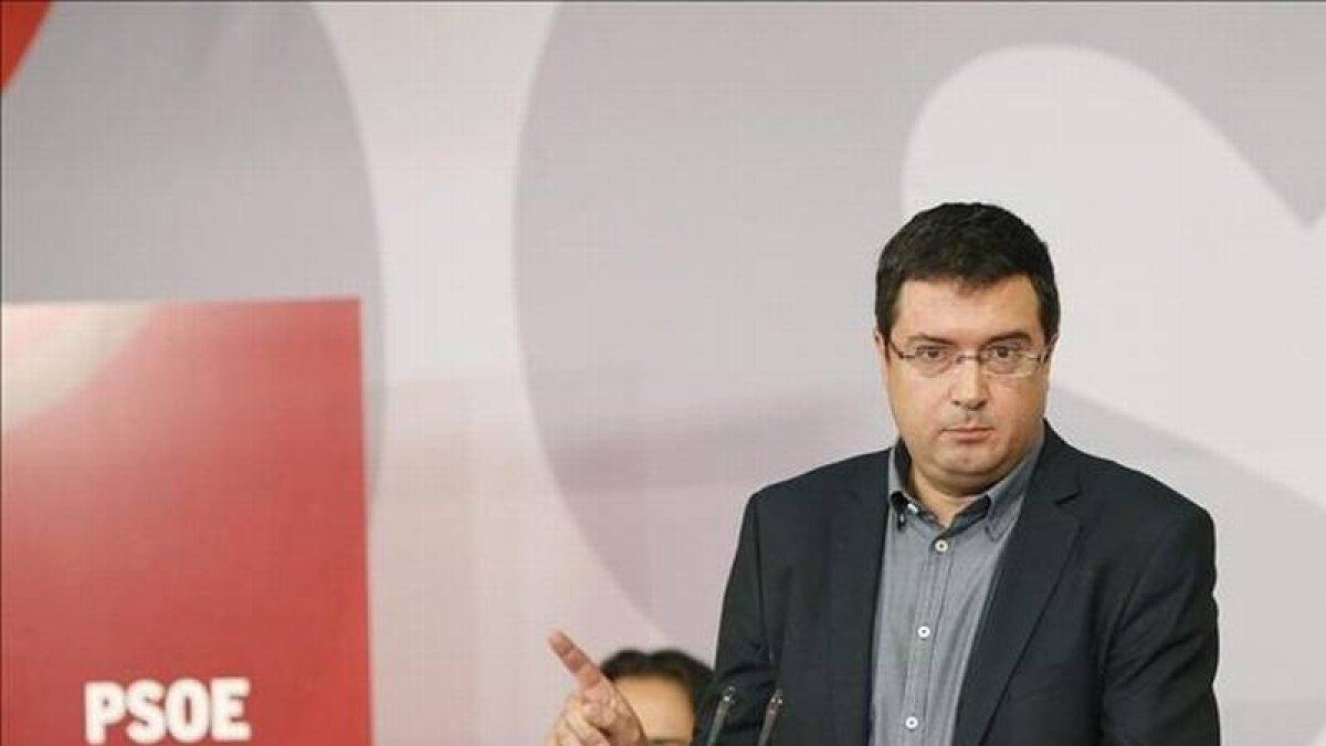 El portavoz del PSOE, Óscar López, en la sede del partido en la calle Férraz.