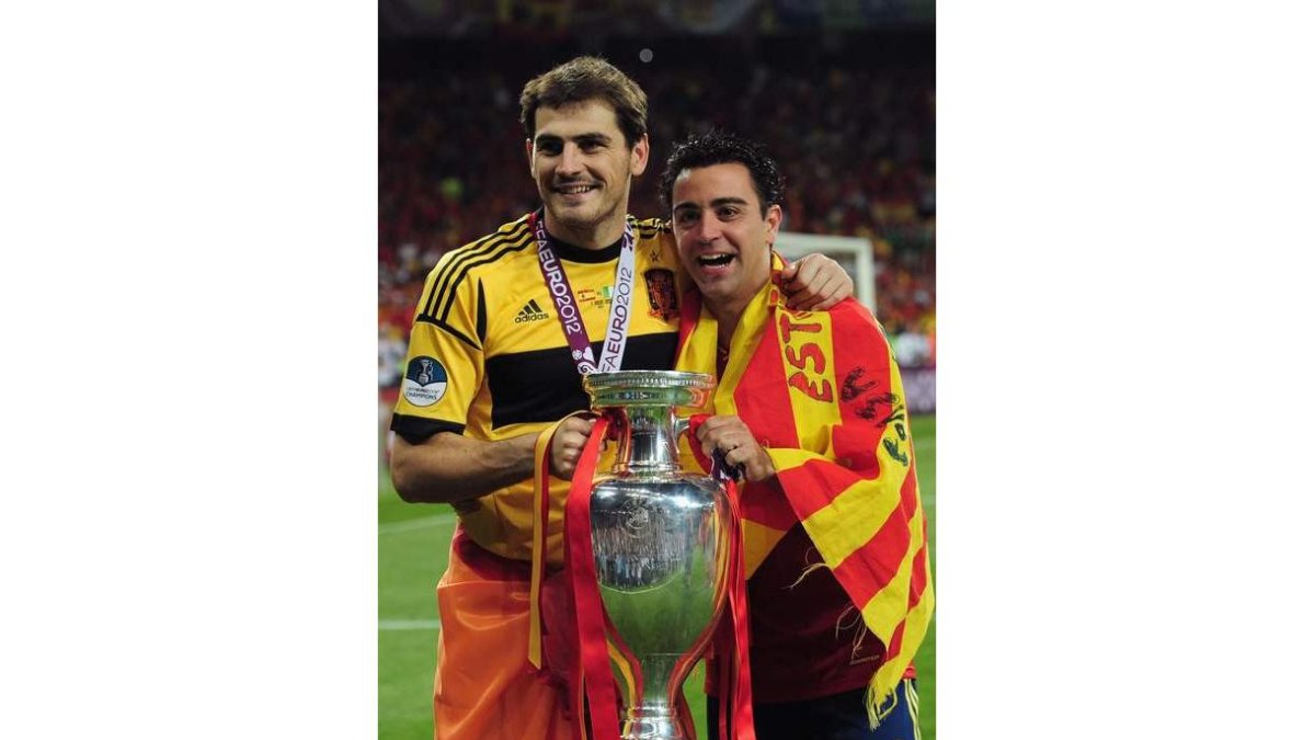 Casillas y Xavi posan con la última Eurocopa.